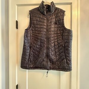 Woman’s North Face Thermoball Zip Up Vest Size Adult XL Extra Large Black GUC